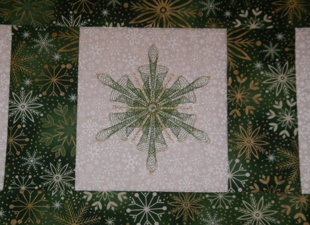 tablerunner_013021_1_closeup.jpg
